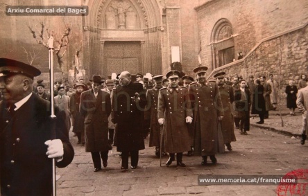 El Governador Civil feixista, Bartolomé Barba (al centre) durant els actes de la Fiesta de la Liberación celebrada a Manresa el 1947. Foto/Arxiu Comarcal del Bages.